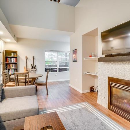 Aurora Townhome With Fireplace, 16 Mi To Dia! Exterior photo